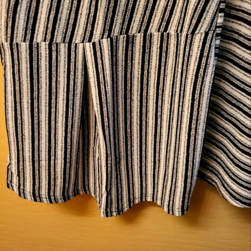 DG2 black and white asymmetrical stripped blouse XL NWT - Picture 6 of 10